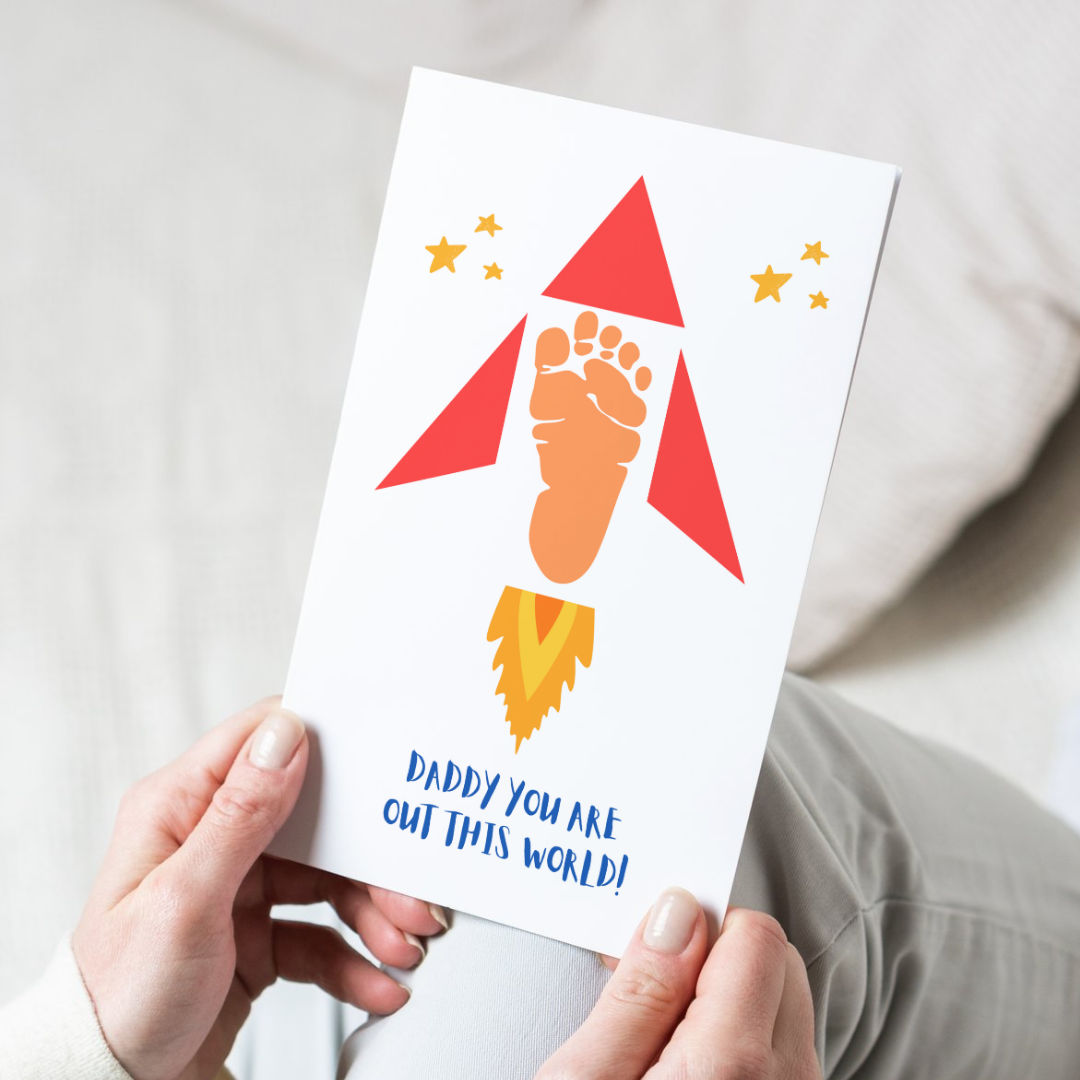 ¡La Tarjeta del Día del Padre más especial! Imprimible del día del padre, manuelidad de huellas de manos, regalo del día del padre, tarjeta de actividad de huellas de manos preescolar Disponible en inglés y español:  Dad, you are out of this world/ Papá te amo hasta la luna